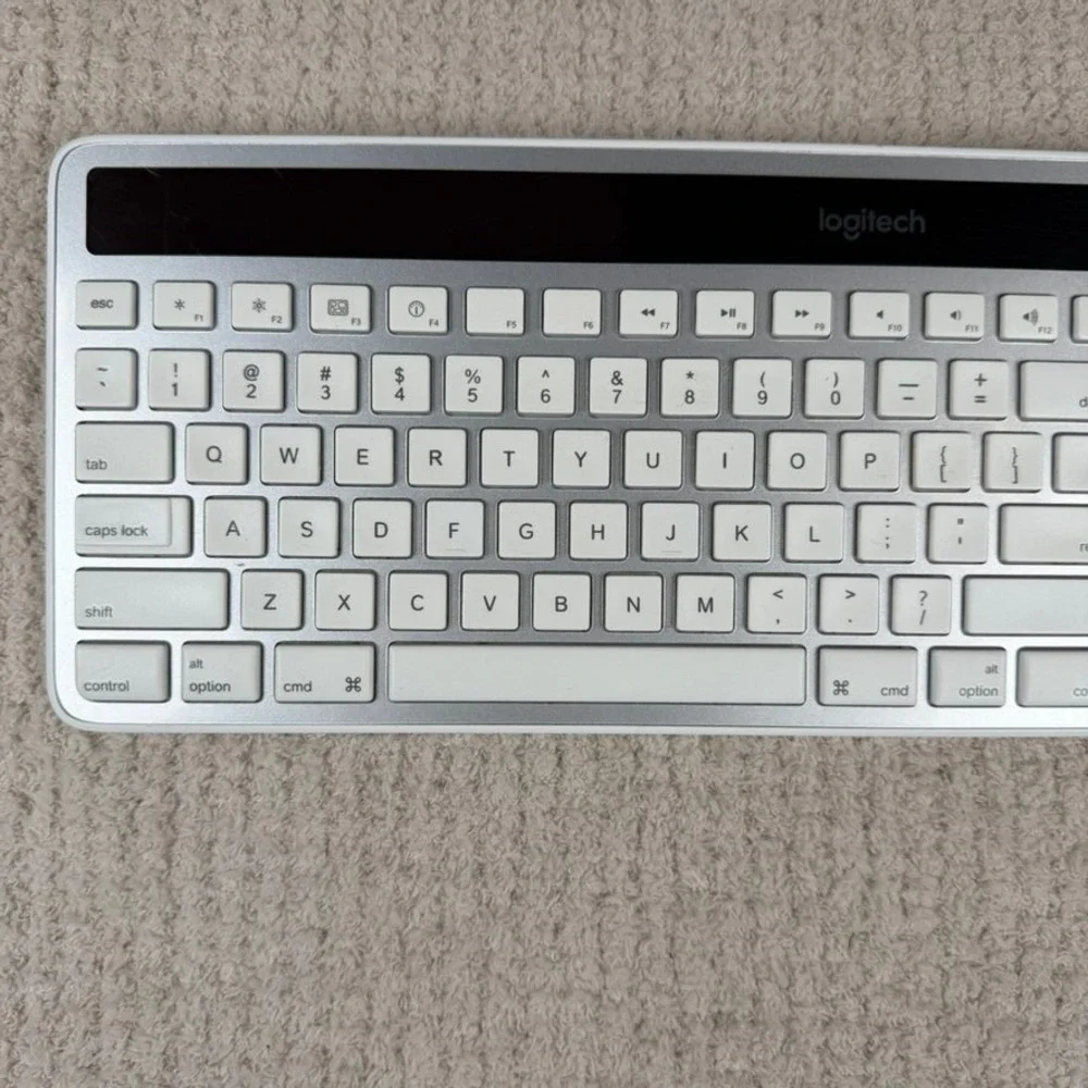 Logitech K750 Wireless‎ Solar Keyboard for Mac 920-003472 w/Dongle Tested